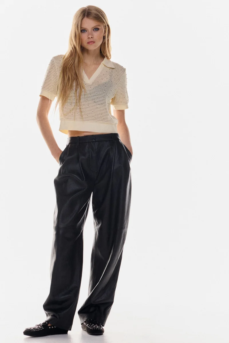 اتش اند ام تي-شيرت بولو من نسيج محبوك بفتحات